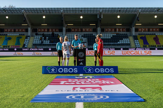 Växjös Emmi Alanen och Häckens målvakt Jennifer Falkvid