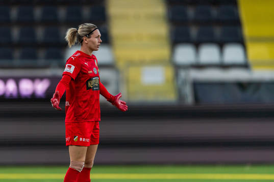 Häckens målvakt Jennifer Falk reagerar