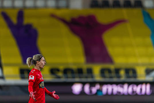 Häckens målvakt Jennifer Falk reagerar