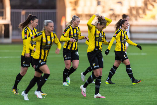 Häckens Stina Blackstenius jublar med lagkamrater