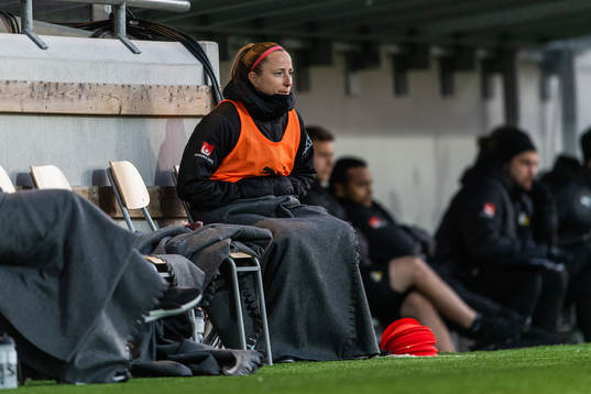 Häckens målvakt Loes Guerts på bänken