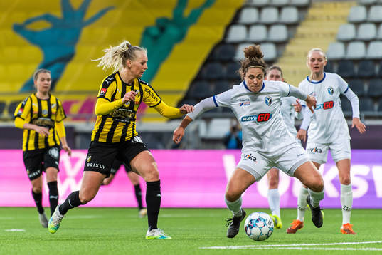 Häckens Stina Blackstenius och Växjös Shannon Woeller  i
