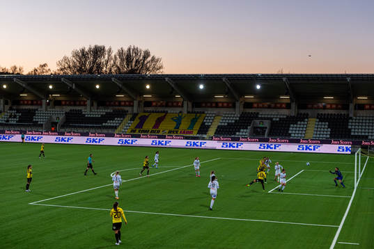 Häckens Johanna Rytting Kaneryd nickar mot Växjös