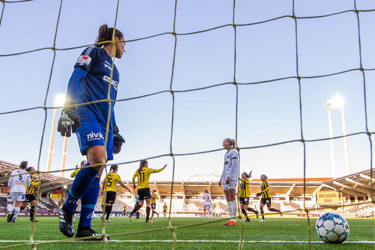 Växjös målvakt Katlynn Fraine deppar medan Häckens