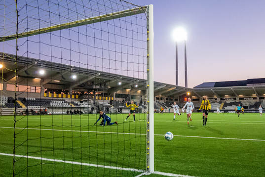 Häckens Stina Blackstenius med målchans mot Växjös