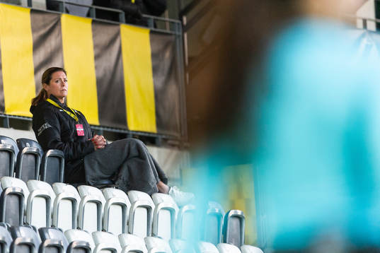 Louise Karlsson, styrelseledamot i Häcken, på läktaren