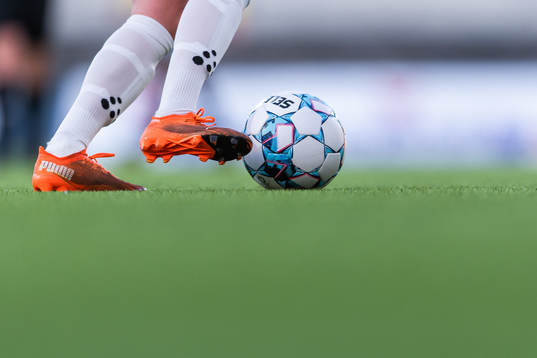 En Växjöspelares fötter och matchbollen