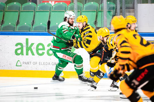 Rögles Eric Gelinas och Skellefteås Jonathan Johnson