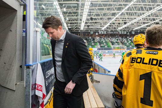 Skellefteås tränare Stefan Klockare deppar