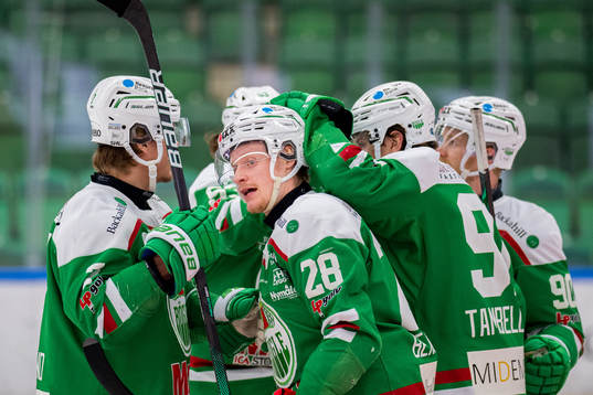 Rögles spelare jublar med Anton Bengtsson