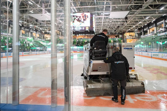 Problem med ismaskinen skapar förseningar mellan första