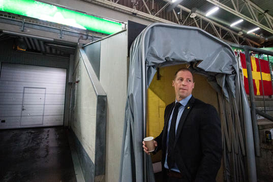 Rögles tränare Cam Abbott väntar när det är problem
