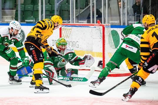 Skellefteås Pär Lindholm mot Rögles målvakt Christoffer