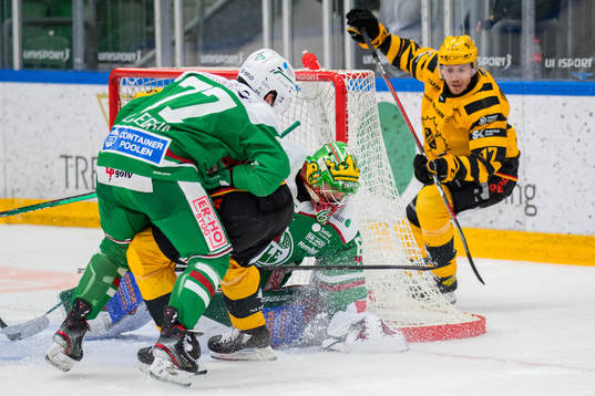 Skellefteås Pär Lindholm oroar vid Rögles målvakt