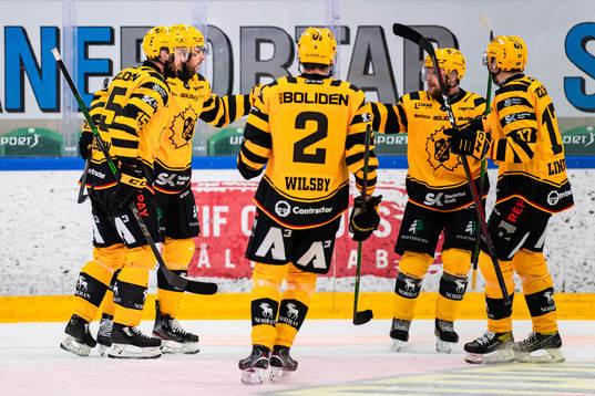 Skellefteås Joakim Lindström jublar med lagkamrater