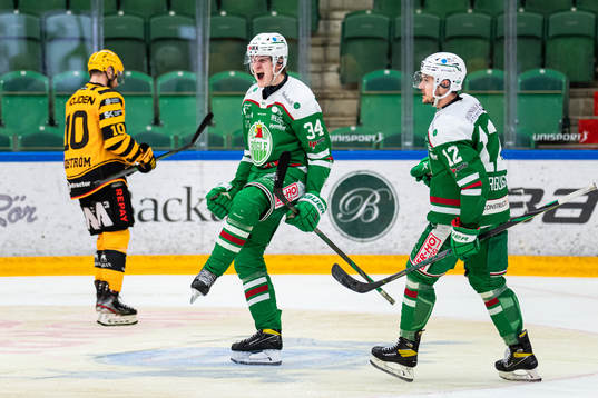Rögles Adam Edström jublar med Brady Ferguson