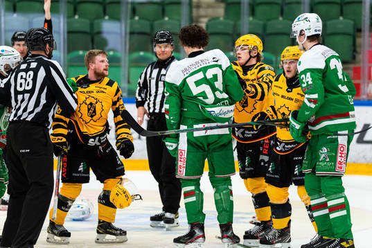 Skellefteås Oskar Nilsson och Rögles Moritz Seider i bråk