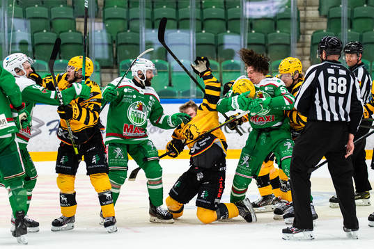 Skellefteås Oskar Nilsson och Rögles Moritz Seider i bråk
