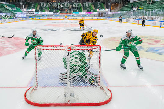 Skellefteås Pär Lindholm oroar mot Rögles Anton