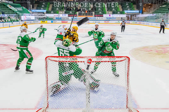 Skott mot Rögles målvakt Christoffer Rifalk