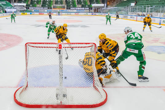 Rögles Adam Edström (th) gör 3-1 bakom Skellefteås Adam
