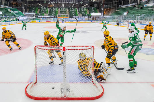 Rögles Adam Edström (th) jublar med Brady Ferguson (m)