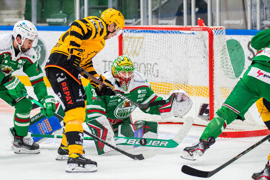 Skellefteås Pär Lindholm oroar mot Rögles målvakt