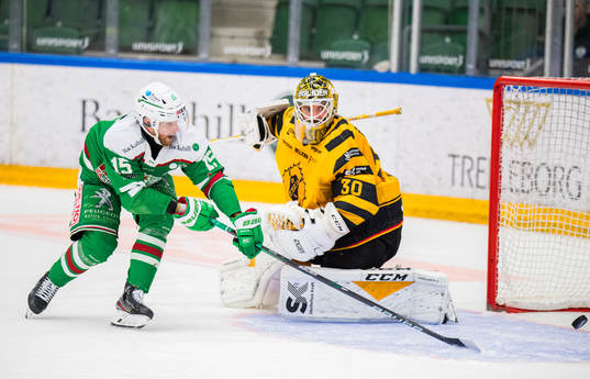 Rögles Simon Ryfors oroar mot Skellefteås målvakt Gustaf