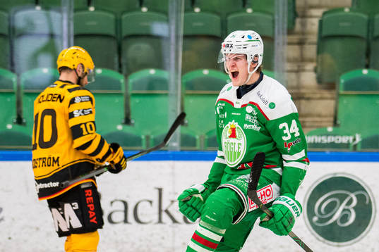 Rögles Adam Edström jublar