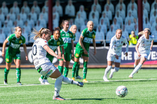 Rosengårds Jelena Cankovic gör 1-0 på straff