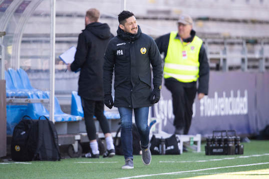Hammarbys tränare Pablo Pinones-Arce deppar