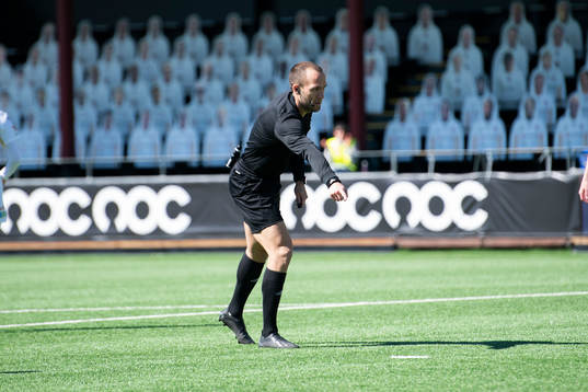 Domare Kaspar Sjöberg visar på straff