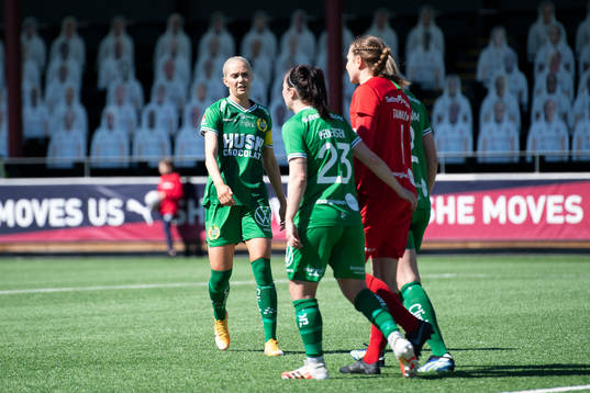 Hammarbys Alice Carlsson, June Pedersen och målvakt Anna
