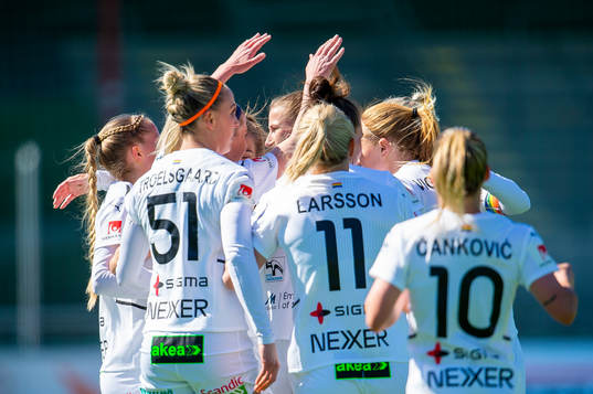 Rosengårds Olivia Schough jublar med händer uppe