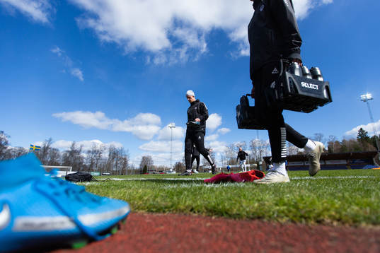 Vattenflaskor bärs fram till IK Brage