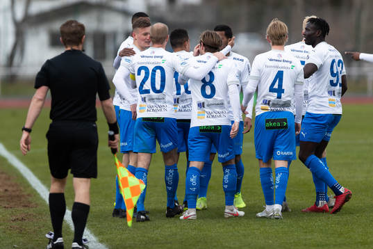 Spelare ur Värnamo jublar