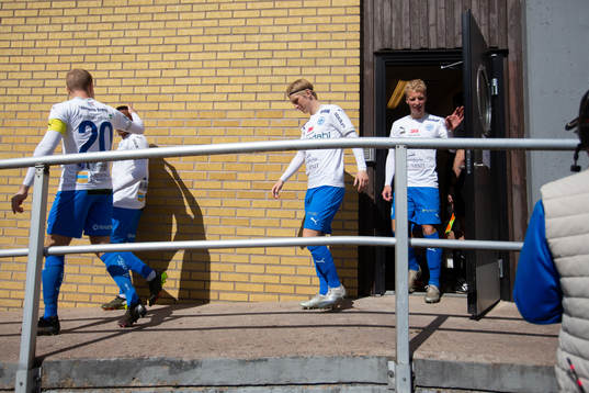 Spelare ur Värnamo kommer ut från omklädningsrummet