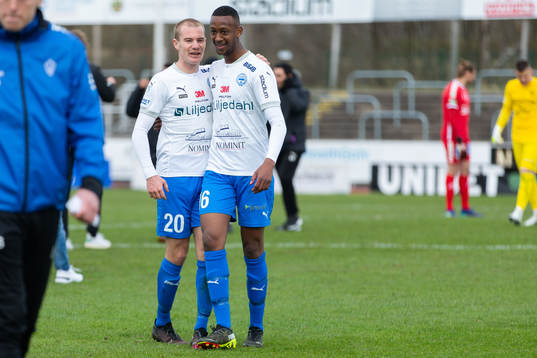 Värnamos Freddy Winsth och Isse Ismail jublar