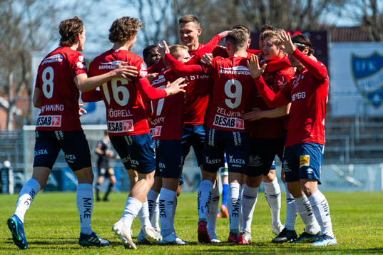 Örgrytes Anton Andreasson jublar med lagkamrater