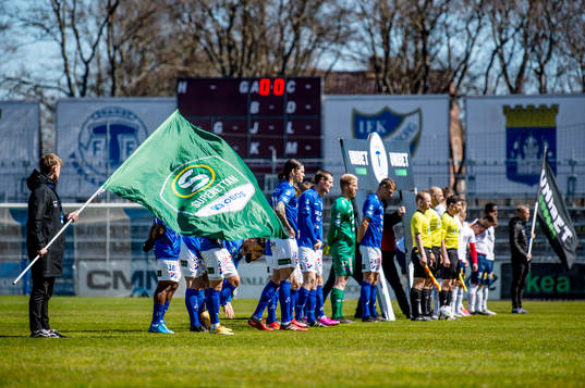 Trelleborg och Örgrytes spelare ställer upp innan