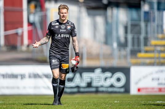 Örgrytes målvakt Robin Wallinder deppar