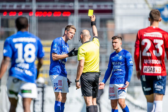 Trelleborgs Fredrik Liverstam får gult kort av domare