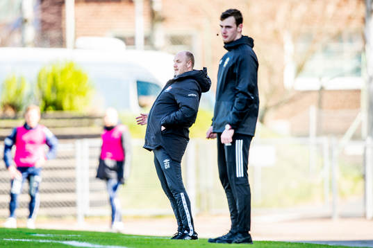 Örgrytes tränare Dane Ivarssonunder fotbollsmatchen i