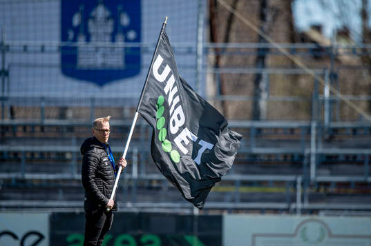 Man med unibetflagga innan fotbollsmatchen i Superettan