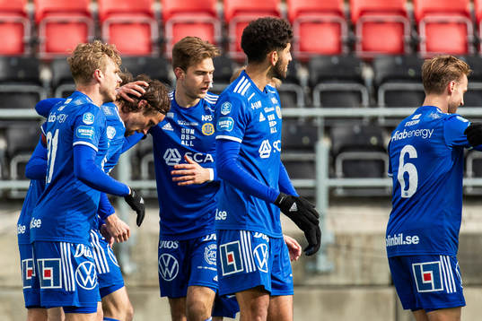 Sundsvalls Linus Hallenius jublar med lagkamrater