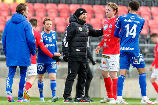 Sundsvalls tränare Henrik Åhnstrand jublar