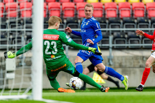 Sundsvalls Albin Ekström gör 2-0 bakom Norrbys målvakt