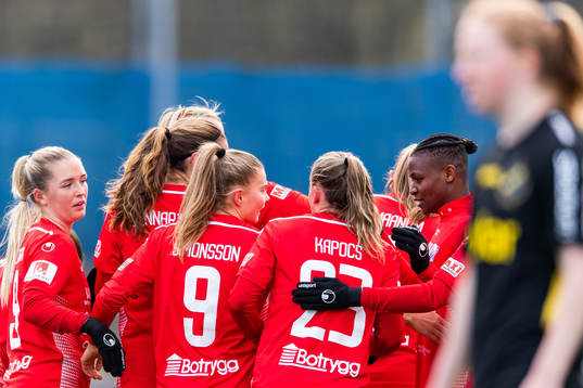 Linköpings Uchenna Grace Kanu jublar med lagkamrater