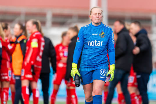 s målvakt Milla-Maj Majasaari deppar