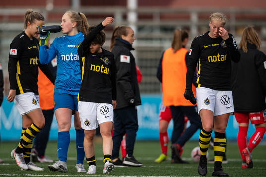 s Honoka Hayashi och målvakt Milla-Maj Majasaari deppar